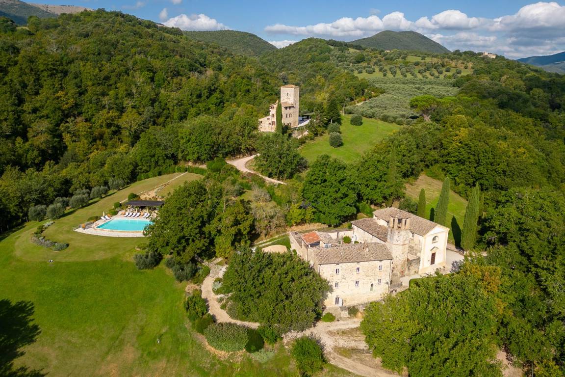 Castillo ∙ 15 Habitaciones ∙ 30 Huéspedes - Perugia