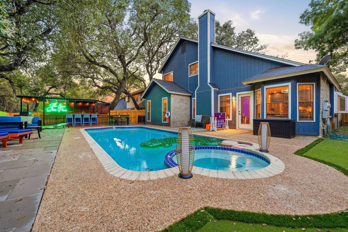 Apartment ∙ 5 Bedrooms ∙ 16 Guests - San Antonio, TX