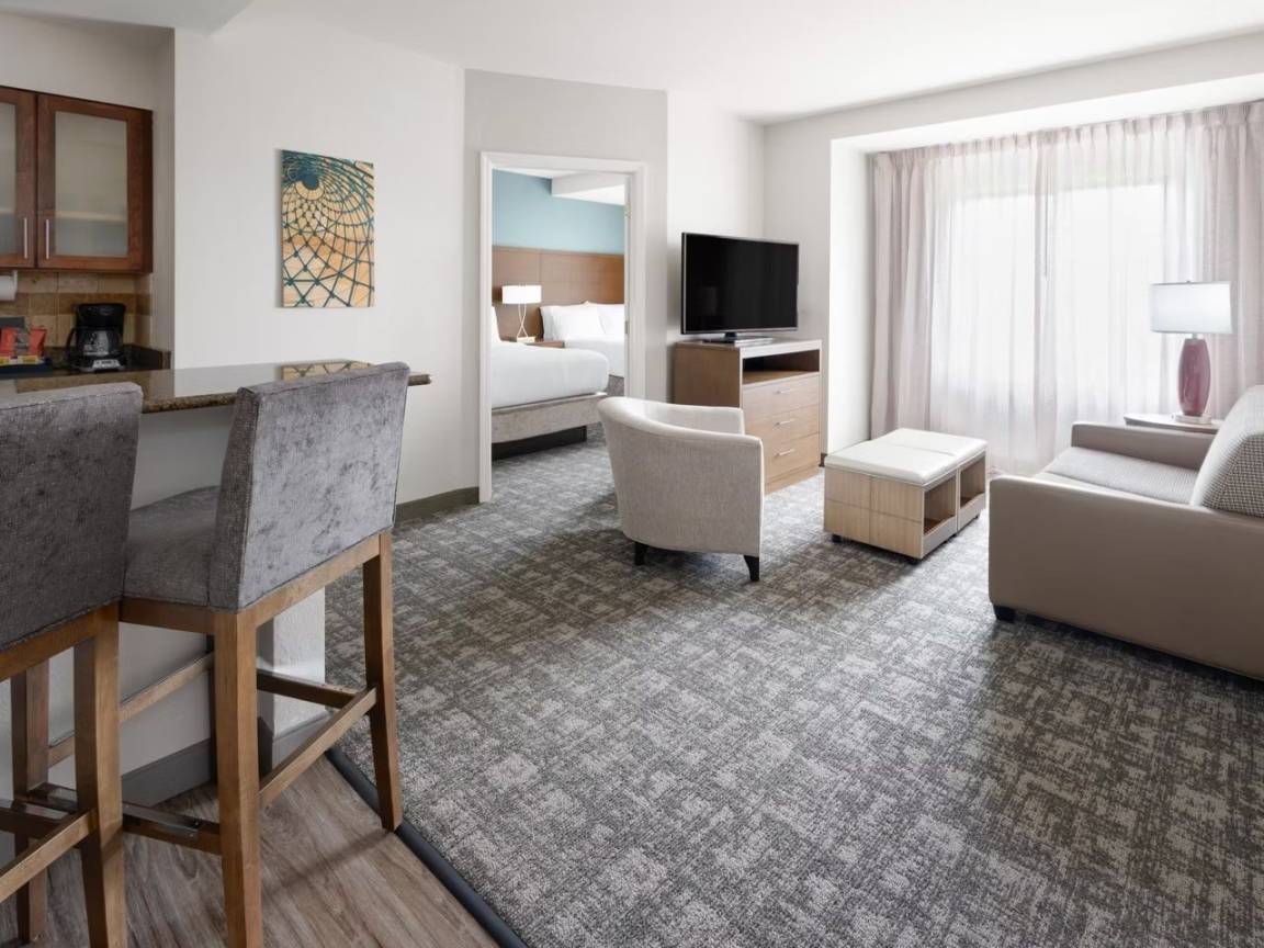 Hotel ∙ 2 Bedrooms ∙ 6 Guests - Harrisburg, PA