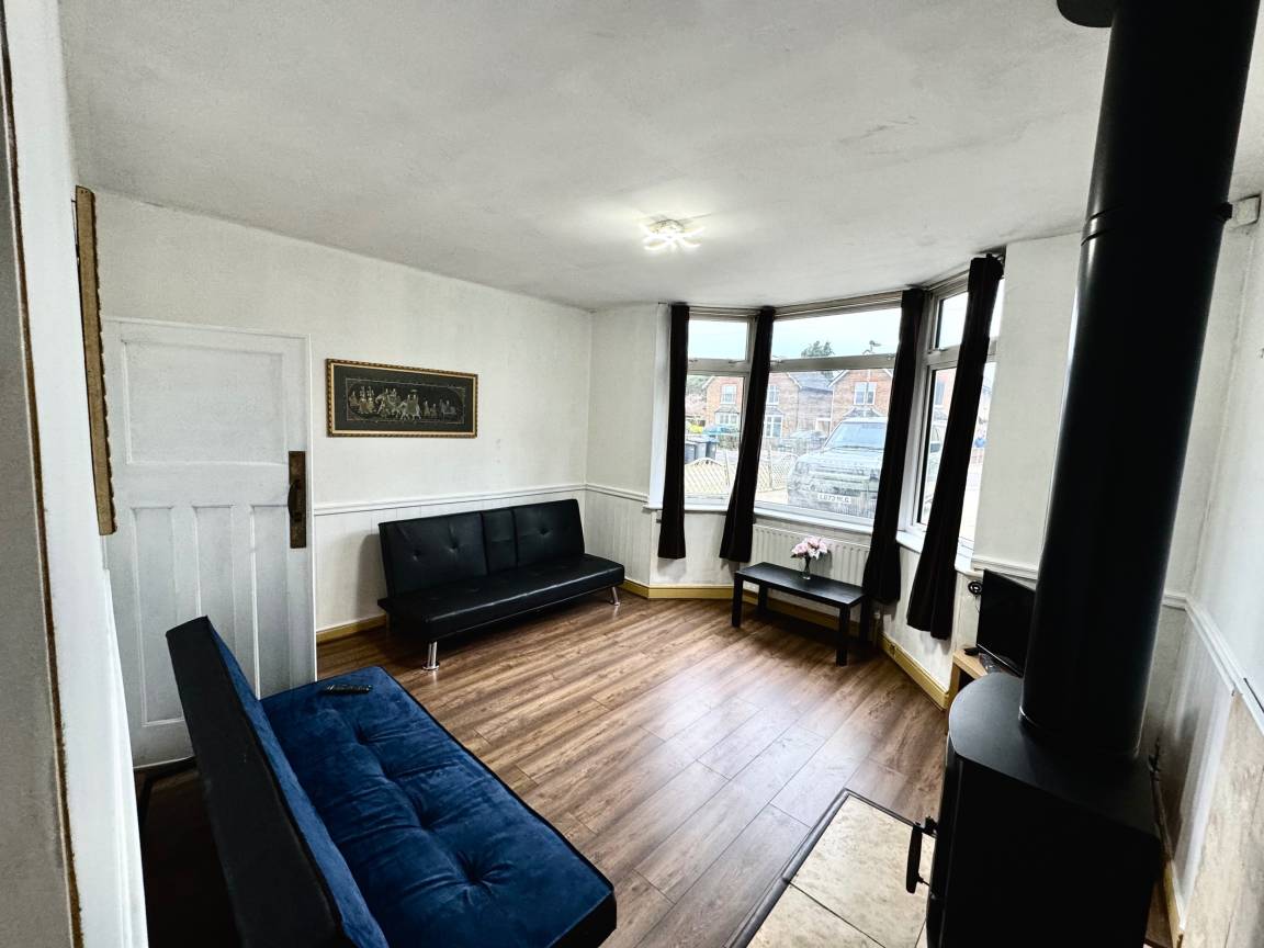 110 M² House ∙ 4 Bedrooms ∙ 8 Guests - Woking