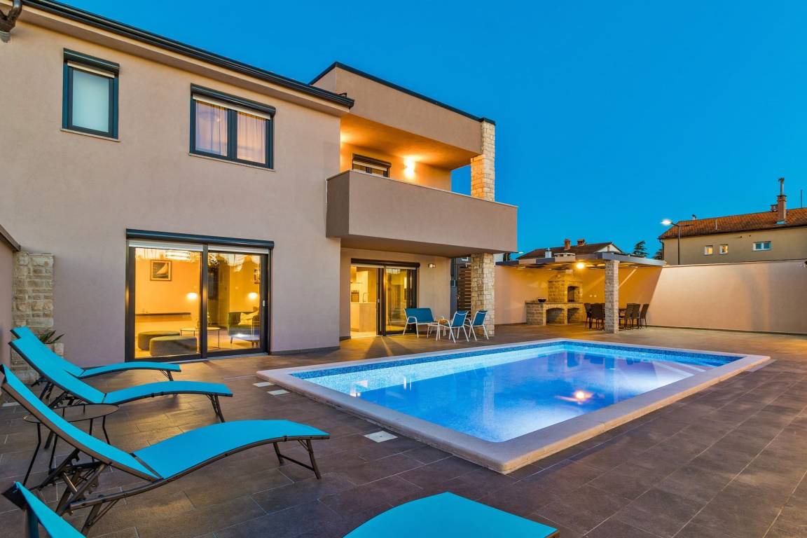 200 M² Villa ∙ 4 Bedrooms ∙ 8 Guests - Pula