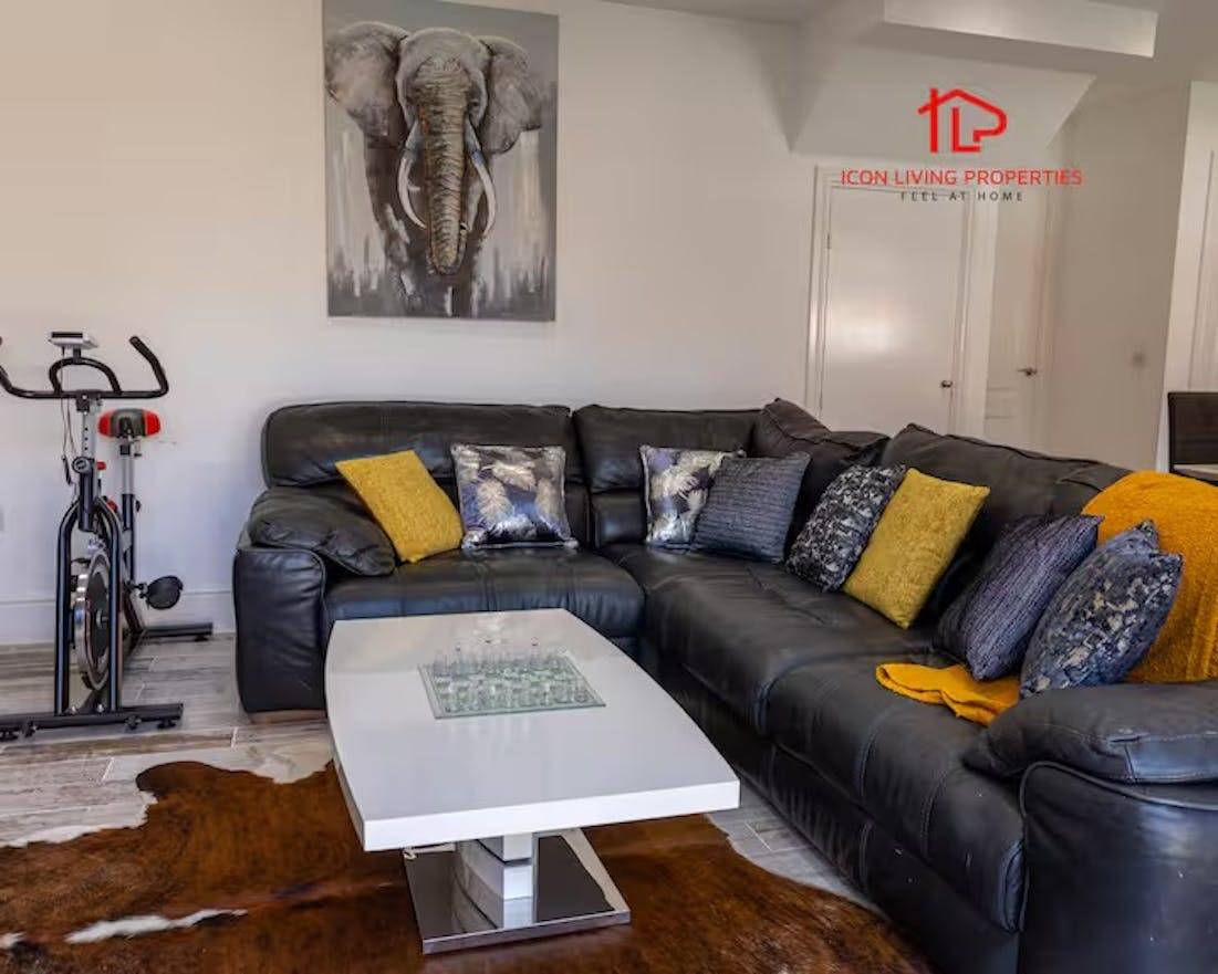 140 M² House ∙ 5 Bedrooms ∙ 9 Guests - Brentwood