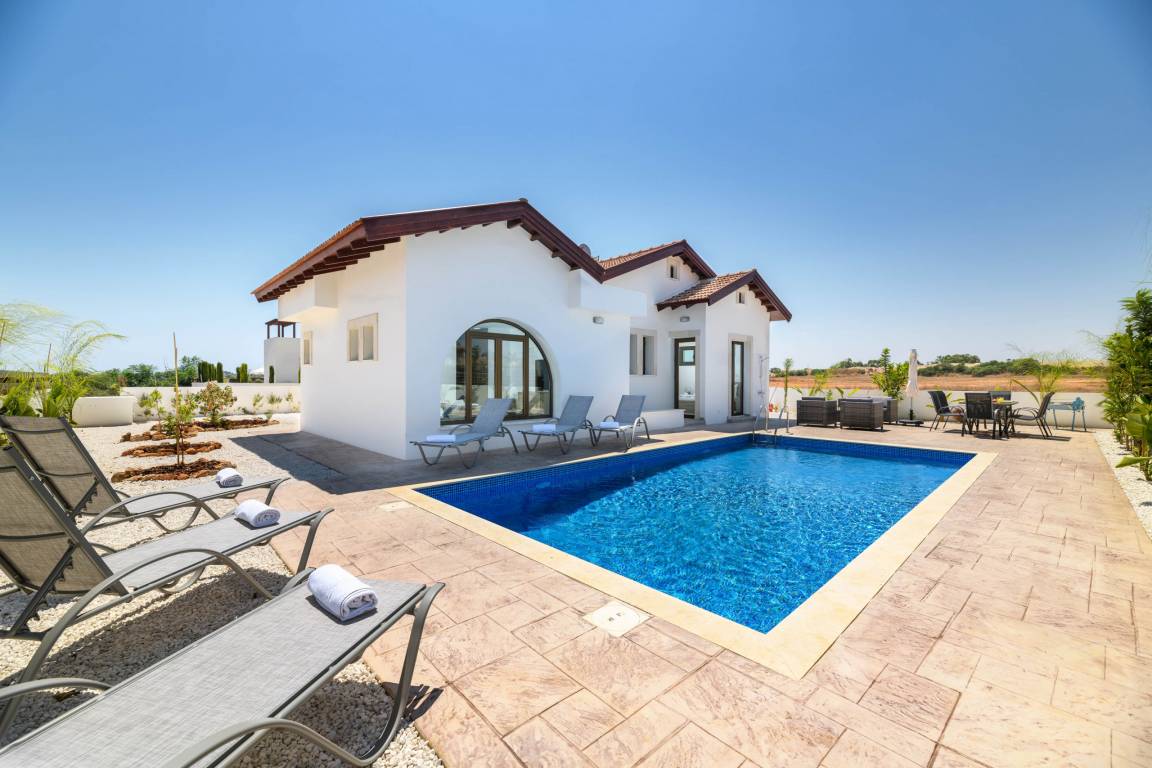 140 M² Bungalow ∙ 3 Bedrooms ∙ 6 Guests - Cyprus