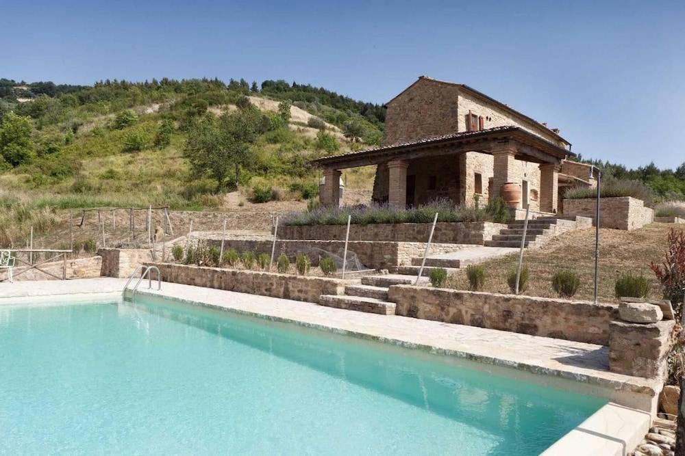 Casa a Volterra con piscina e giardino