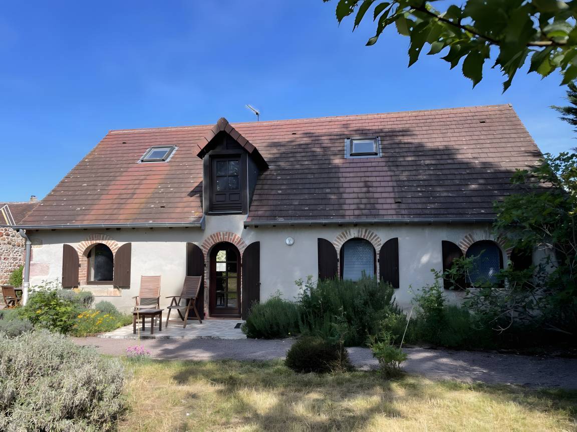 117 M² House ∙ 3 Bedrooms ∙ 5 Guests - Montluçon