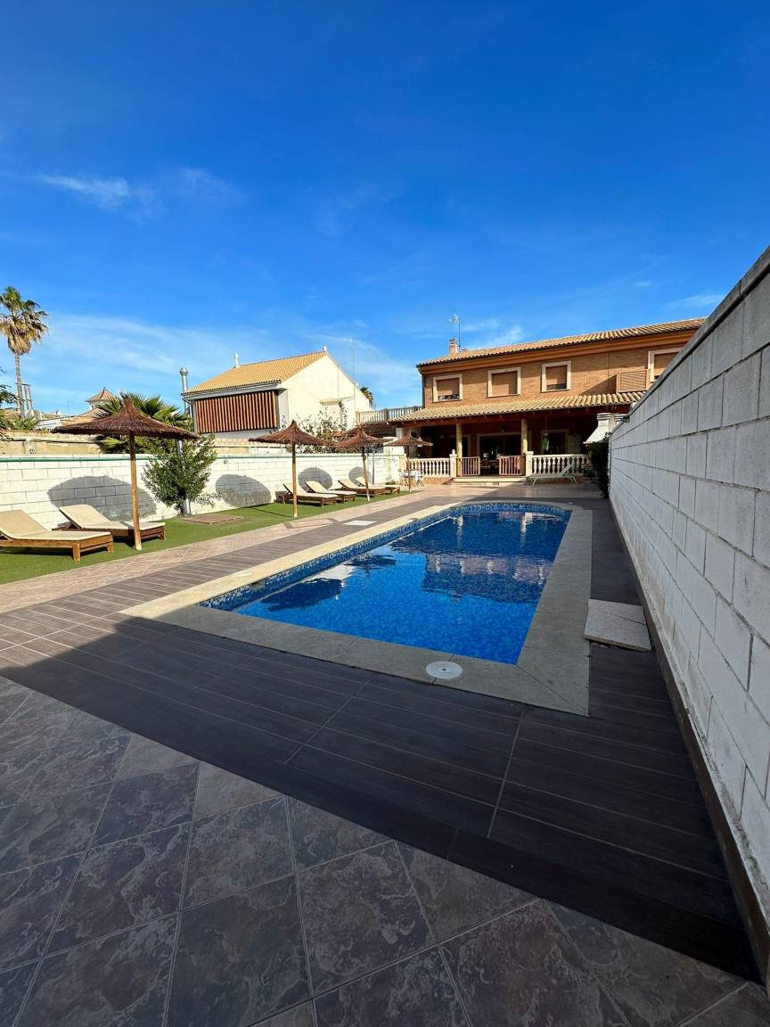 450 M² Villa ∙ 8 Makuuhuonetta ∙ 18 Vierasta - Valencia
