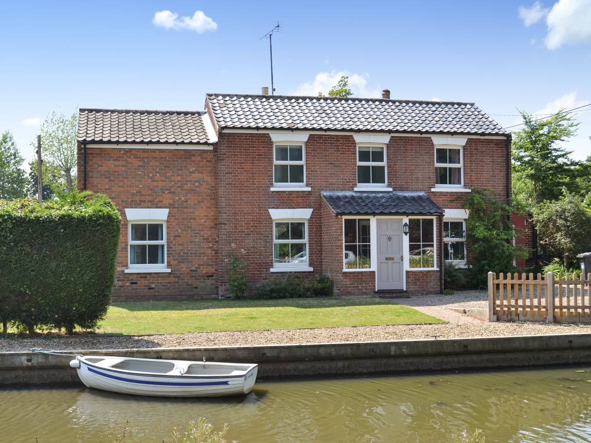 Cottage ∙ 4 Bedrooms ∙ 8 Guests - Wroxham