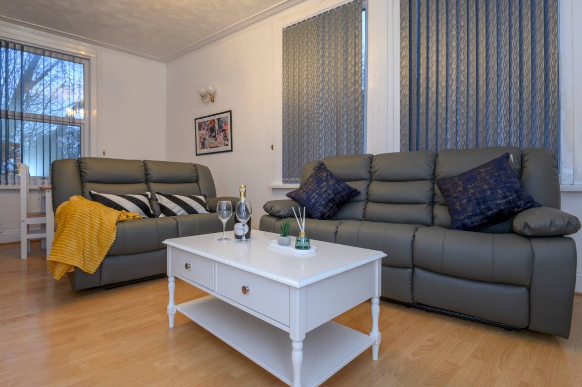 93 M² Apartment ∙ 3 Bedrooms ∙ 6 Guests - Leeds