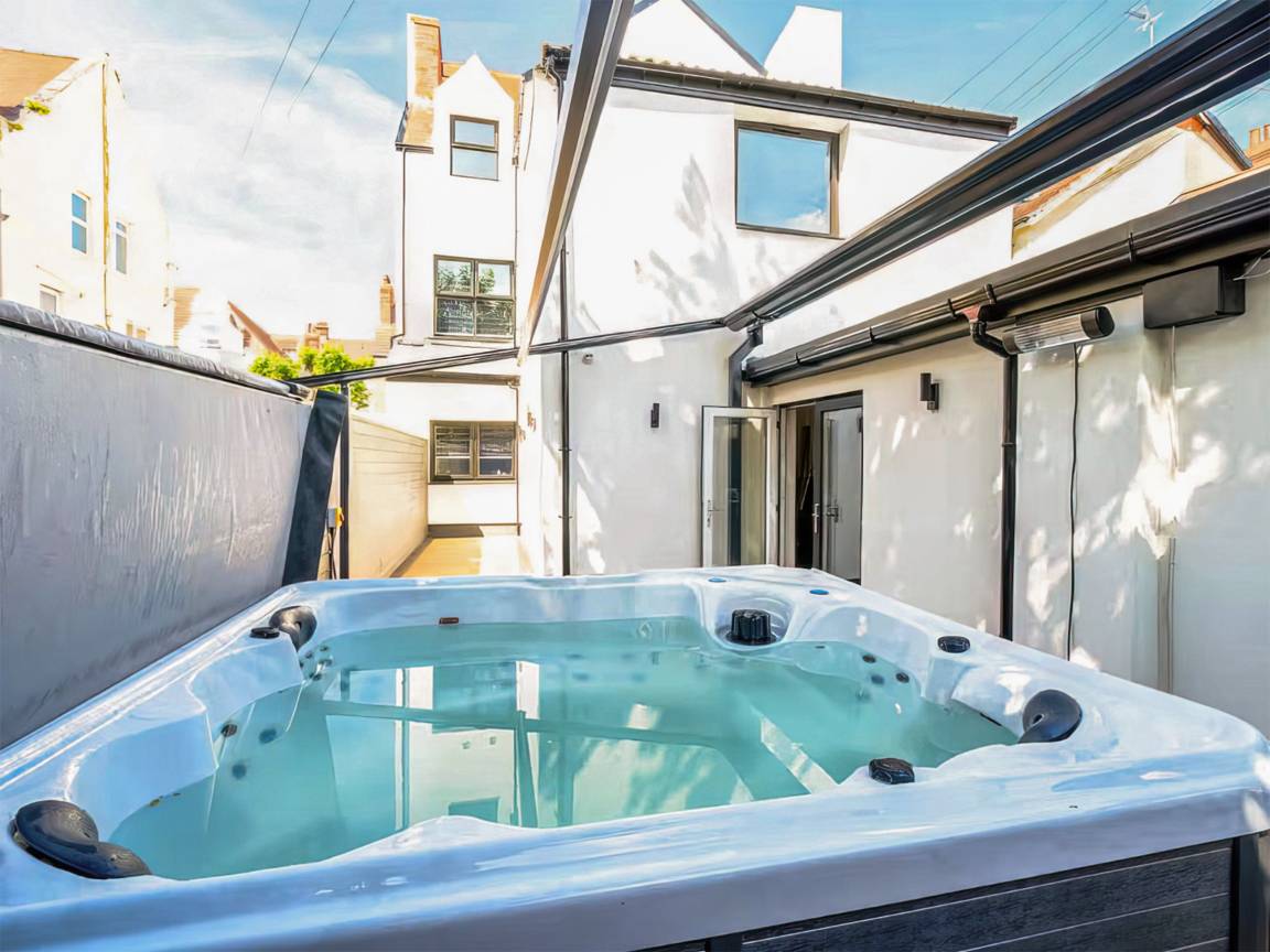 Cottage ∙ 9 Bedrooms ∙ 18 Guests - Llandudno
