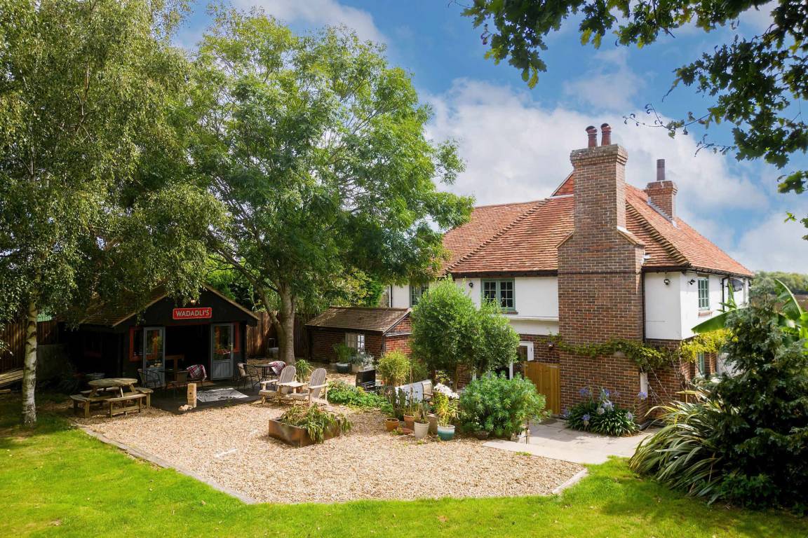 Apartment ∙ 5 Bedrooms ∙ 14 Guests - Chichester