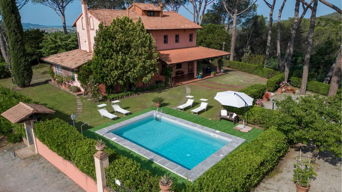 270 M² Villa ∙ 4 Bedrooms ∙ 7 Guests - Follonica