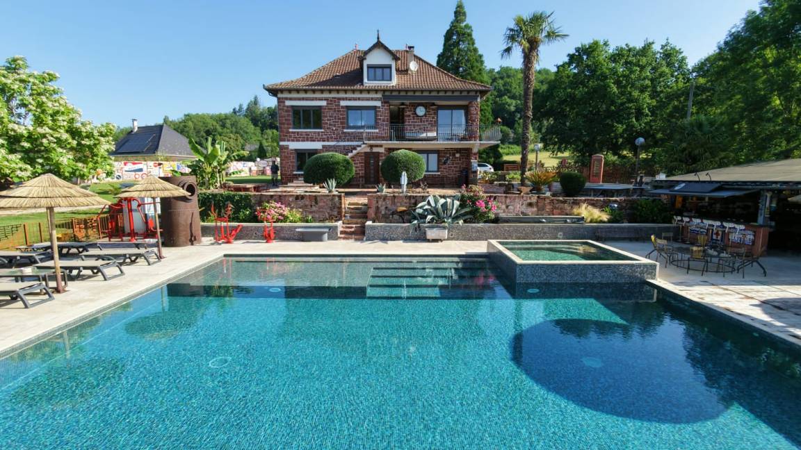 300 M² Gîte ∙ 7 Chambres ∙ 15 Personnes - Collonges-la-Rouge