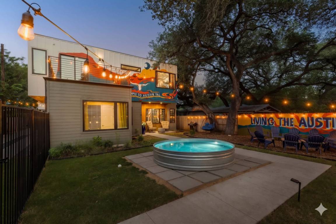 Apartment ∙ 7 Bedrooms ∙ 30 Guests - Austin, TX