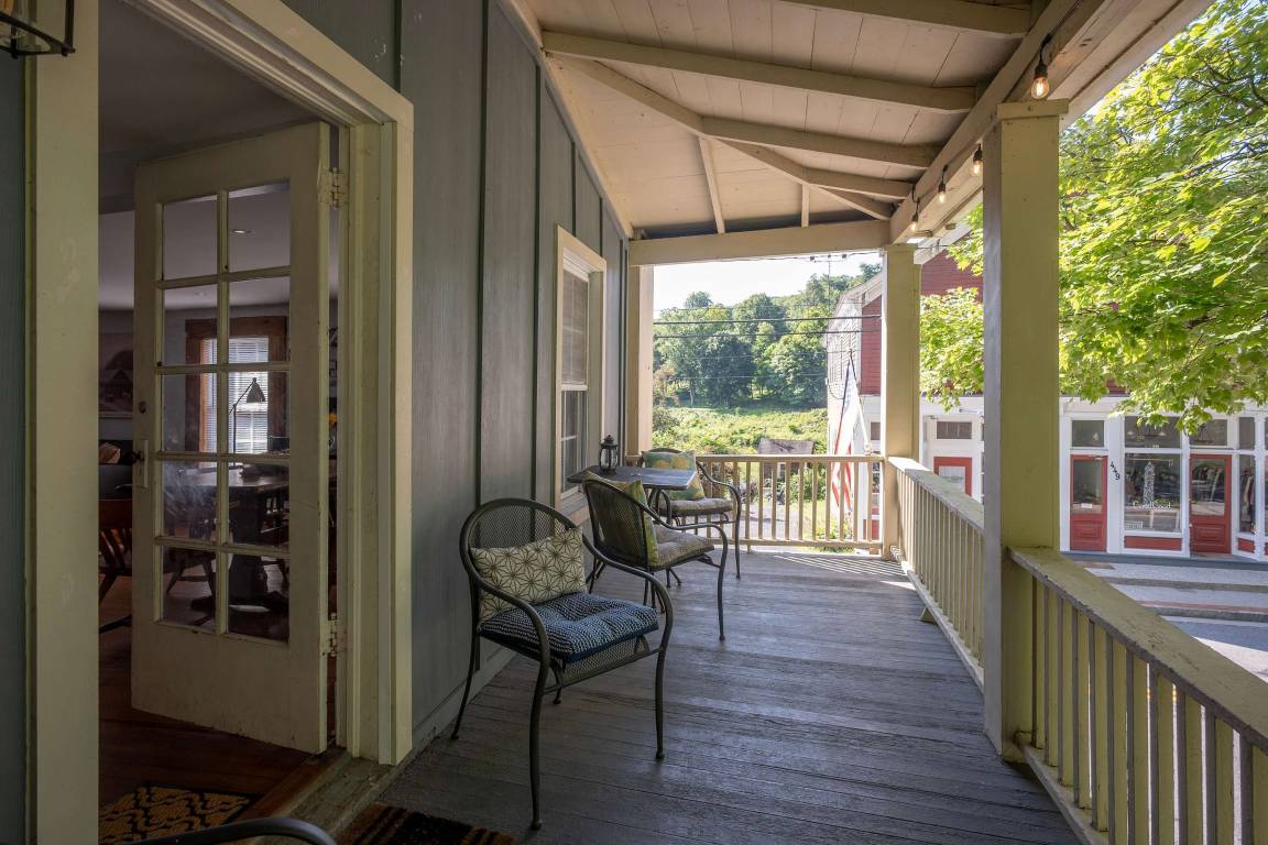 Apartment ∙ 2 Bedrooms ∙ 4 Guests - Kingston, NY