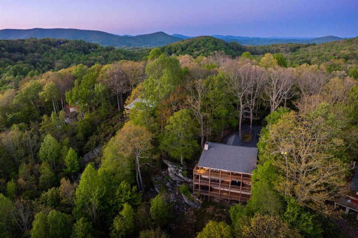 339 M² Cabin ∙ 5 Bedrooms ∙ 14 Guests - Boone, NC