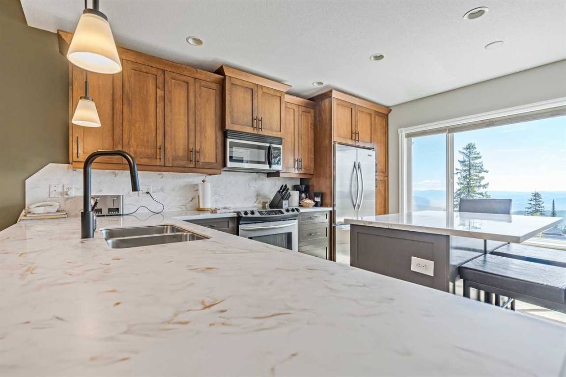 Hotel ∙ 6 Bedrooms ∙ 24 Guests - British Columbia
