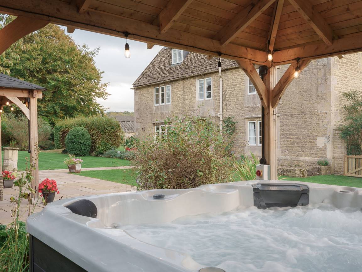 Cottage ∙ 8 Bedrooms ∙ 18 Guests - Chippenham