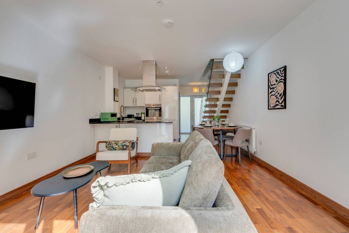 74 M² House ∙ 2 Bedrooms ∙ 4 Guests - Cambridge Station Road