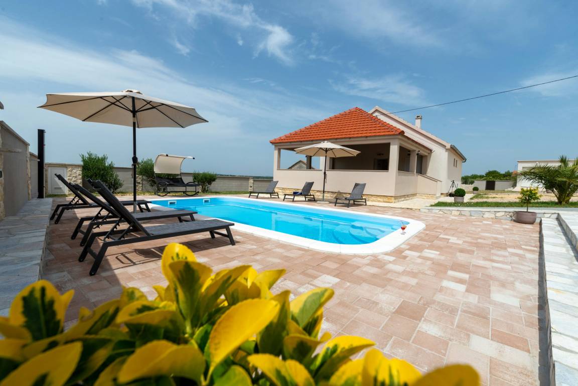 120 M² Villa ∙ 2 Bedrooms ∙ 6 Guests - Benkovac