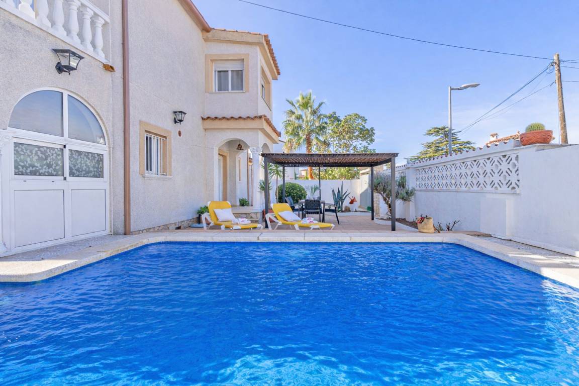 171 M² Villa ∙ 4 Bedrooms ∙ 8 Guests - Empuriabrava