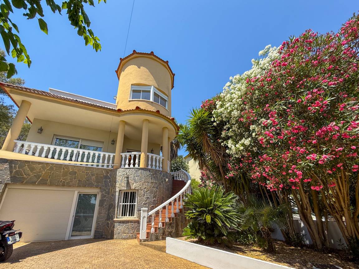 220 M² Villa ∙ 4 Habitaciones ∙ 8 Huéspedes - Sitges