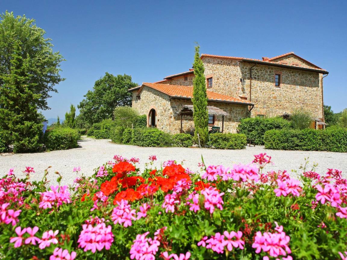 Casa a Montevarchi con piscina e giardino + bella vista