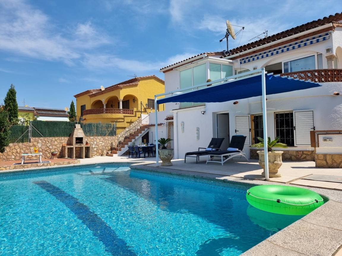 140 M² House ∙ 4 Bedrooms ∙ 8 Guests - L'Escala