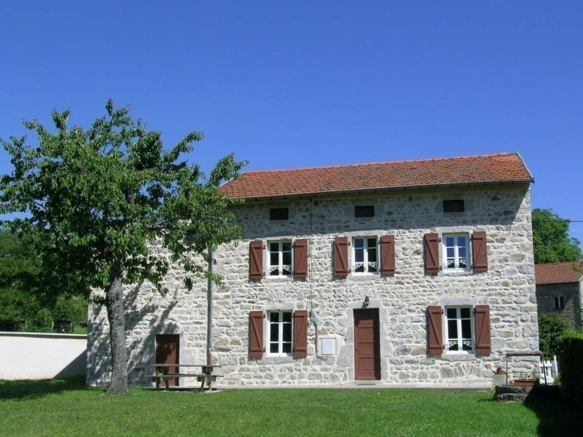 100 M² Cottage ∙ 4 Bedrooms ∙ 14 Guests - Auvergne
