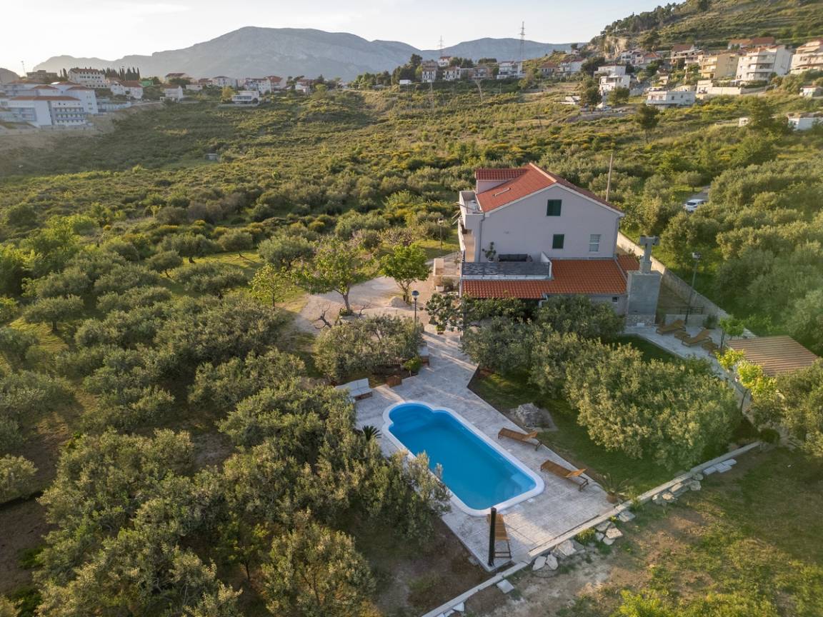 250 M² Villa ∙ 4 Bedrooms ∙ 6 Guests - Split
