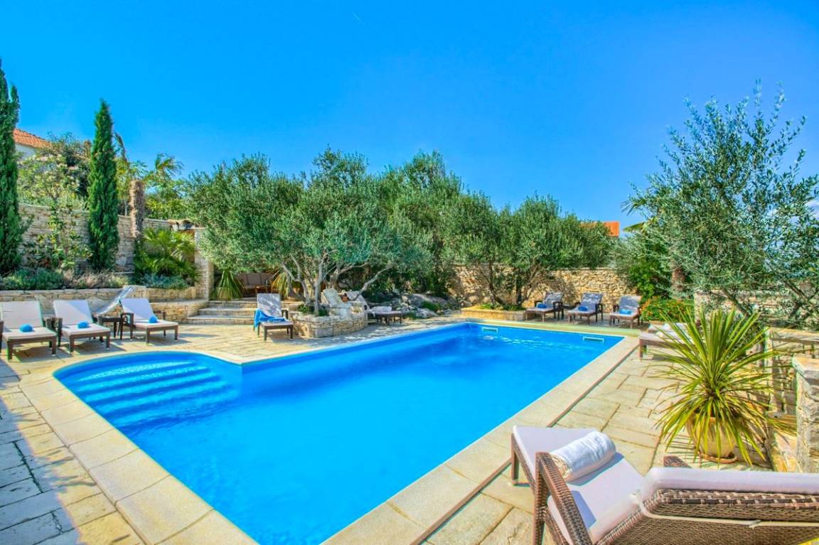 Villa ∙ 11 Bedrooms ∙ 22 Guests - Tisno