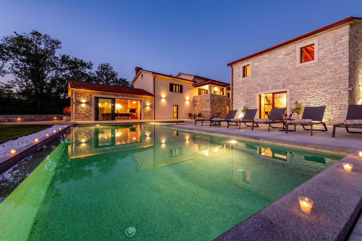 320 M² Villa ∙ 8 Bedrooms ∙ 16 Guests - Croatia