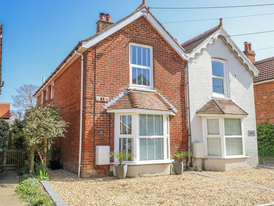 Cottage ∙ 2 Bedrooms ∙ 6 Guests - Lymington