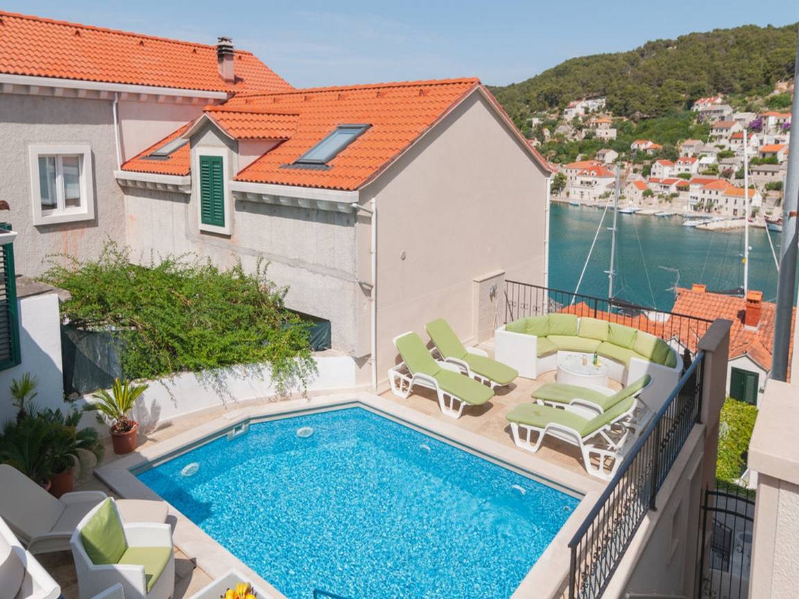 230 M² Villa ∙ 7 Bedrooms ∙ 14 Guests - Brač
