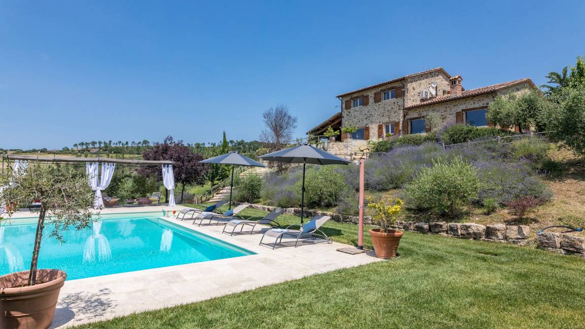 220 M² Villa ∙ 4 Bedrooms ∙ 8 Guests - Todi
