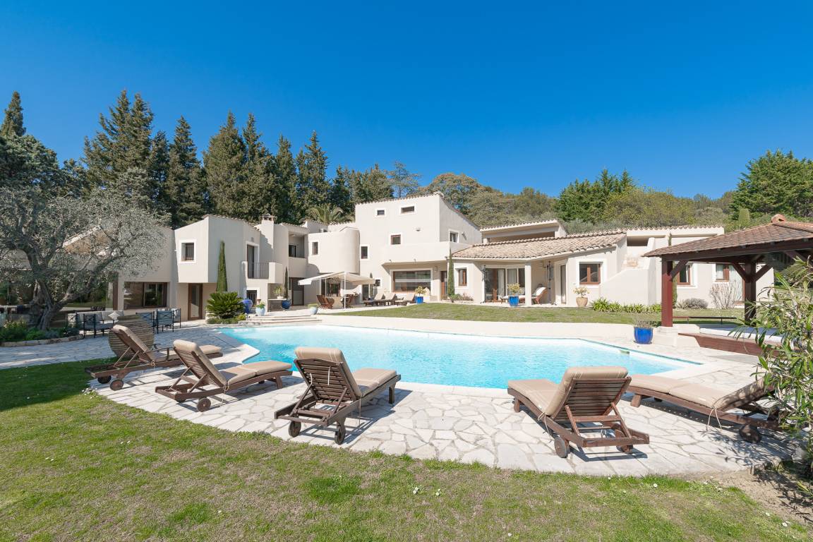 400 M² Villa ∙ 7 Bedrooms ∙ 14 Guests - France