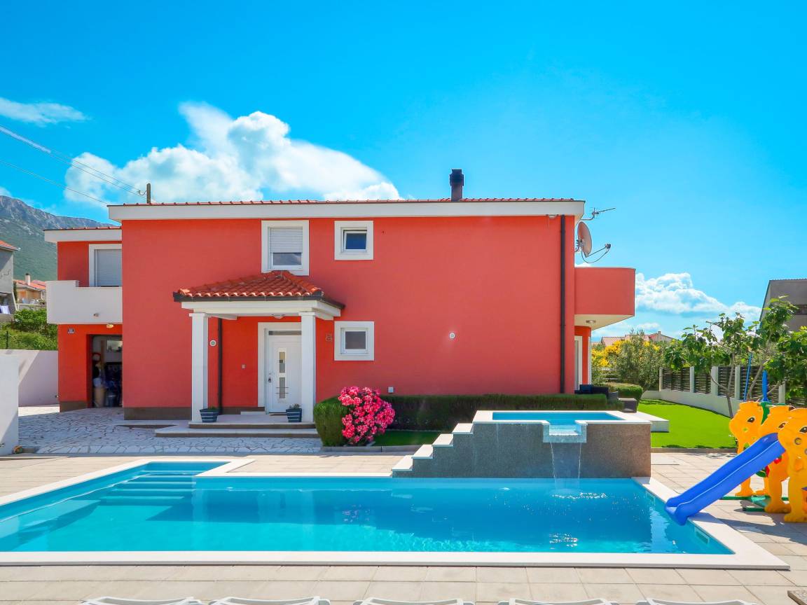 200 M² House ∙ 5 Bedrooms ∙ 10 Guests - Split