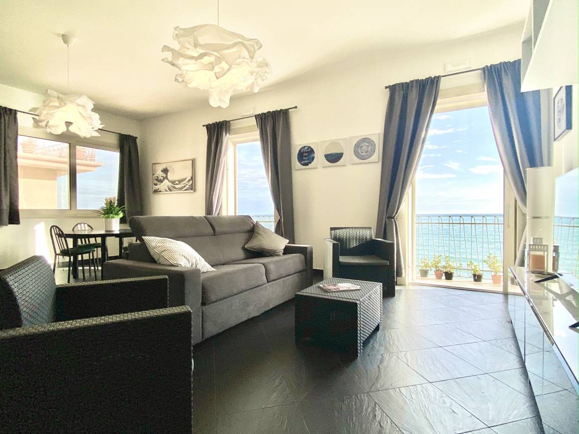 APT with seaview balcony - 5mt from the beach! x2