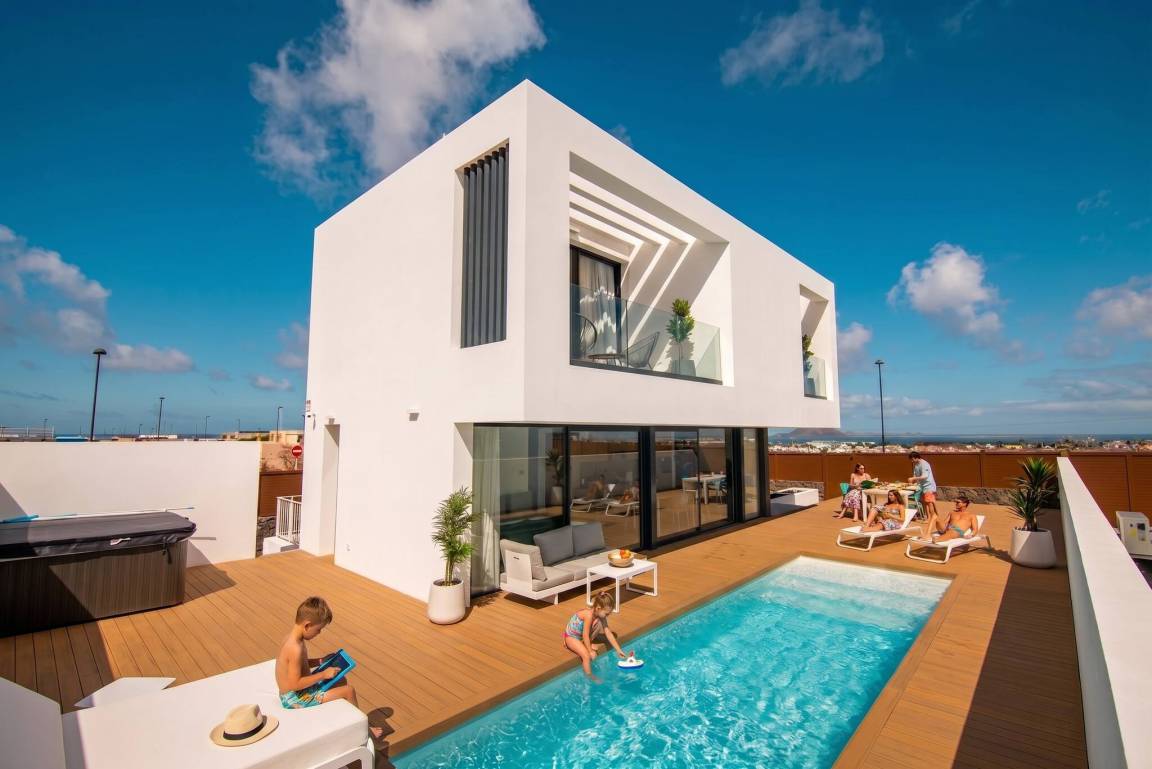 200 M² Villa ∙ 3 Bedrooms ∙ 8 Guests - Corralejo