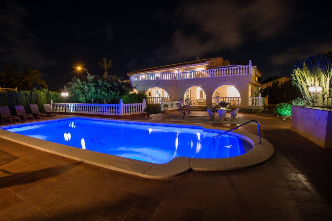 380 M² Maison De Vacances ∙ 5 Chambres ∙ 14 Personnes - Rojales