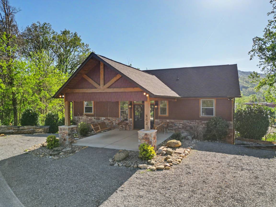 196 M² House ∙ 3 Bedrooms ∙ 11 Guests - Gatlinburg, TN