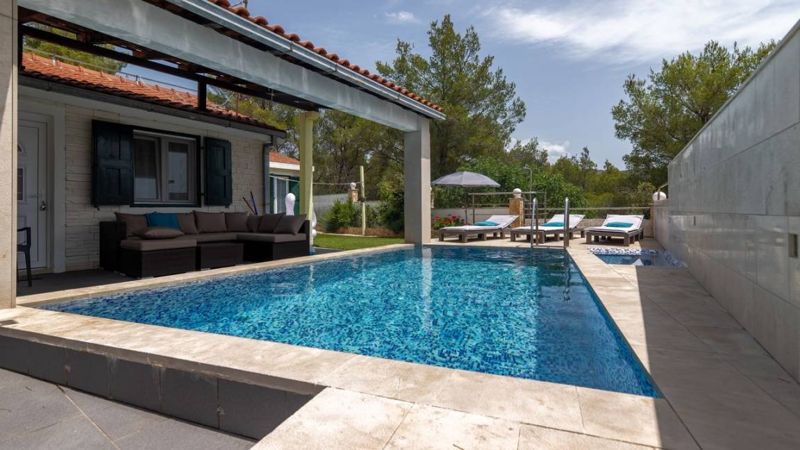94 M² House ∙ 4 Bedrooms ∙ 8 Guests - Sutivan
