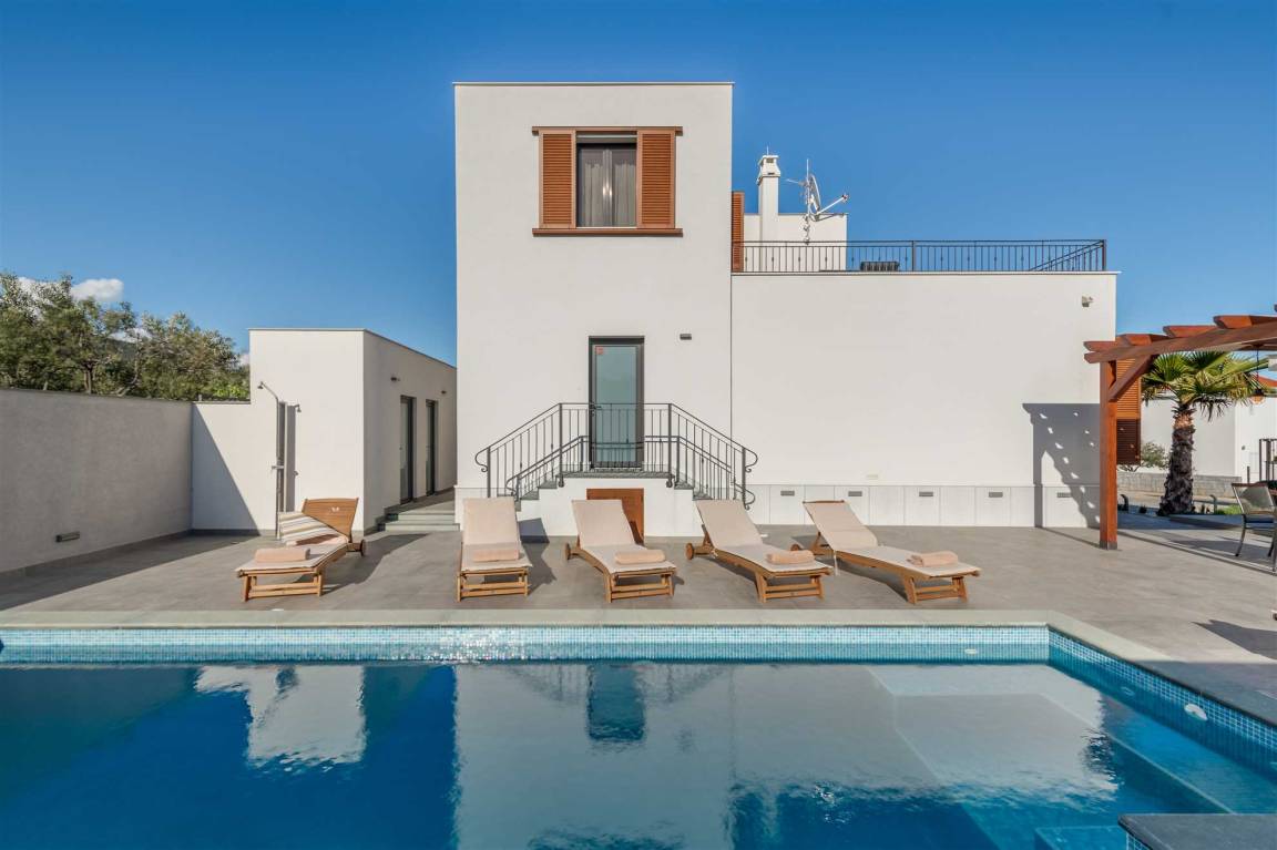 250 M² Villa ∙ 6 Bedrooms ∙ 10 Guests - Trogir