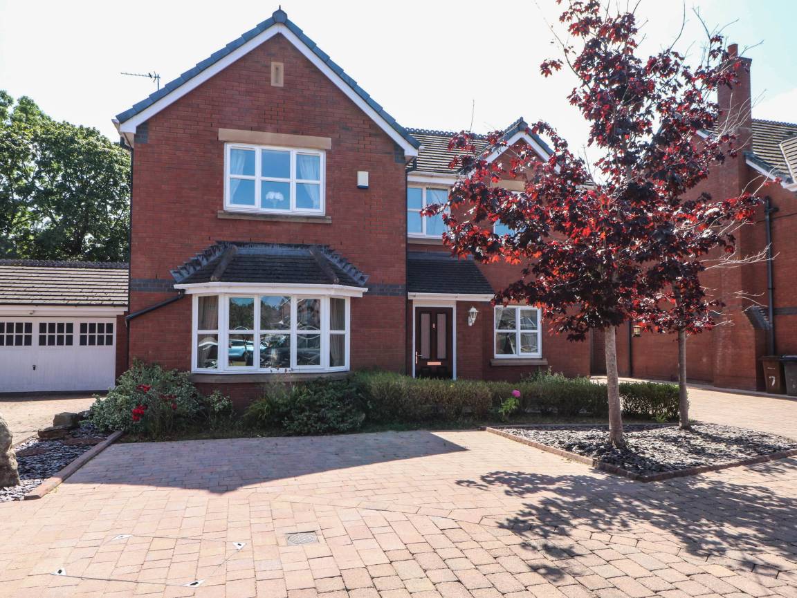 Cottage ∙ 4 Bedrooms ∙ 9 Guests - Lytham St Annes