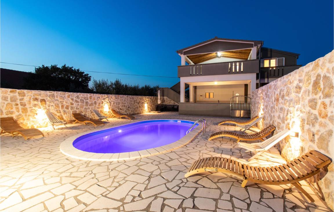 340 M² House ∙ 5 Bedrooms ∙ 10 Guests - Benkovac