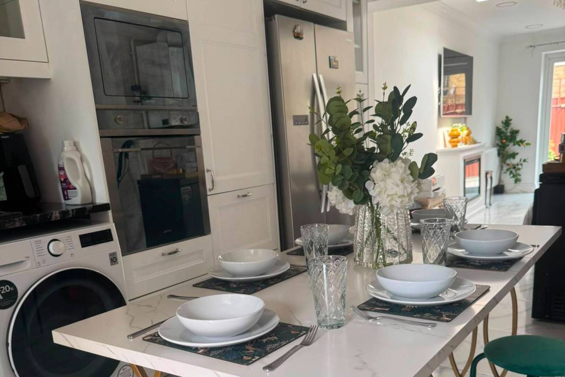 1000 M² House ∙ 4 Bedrooms ∙ 8 Guests - Greenwich