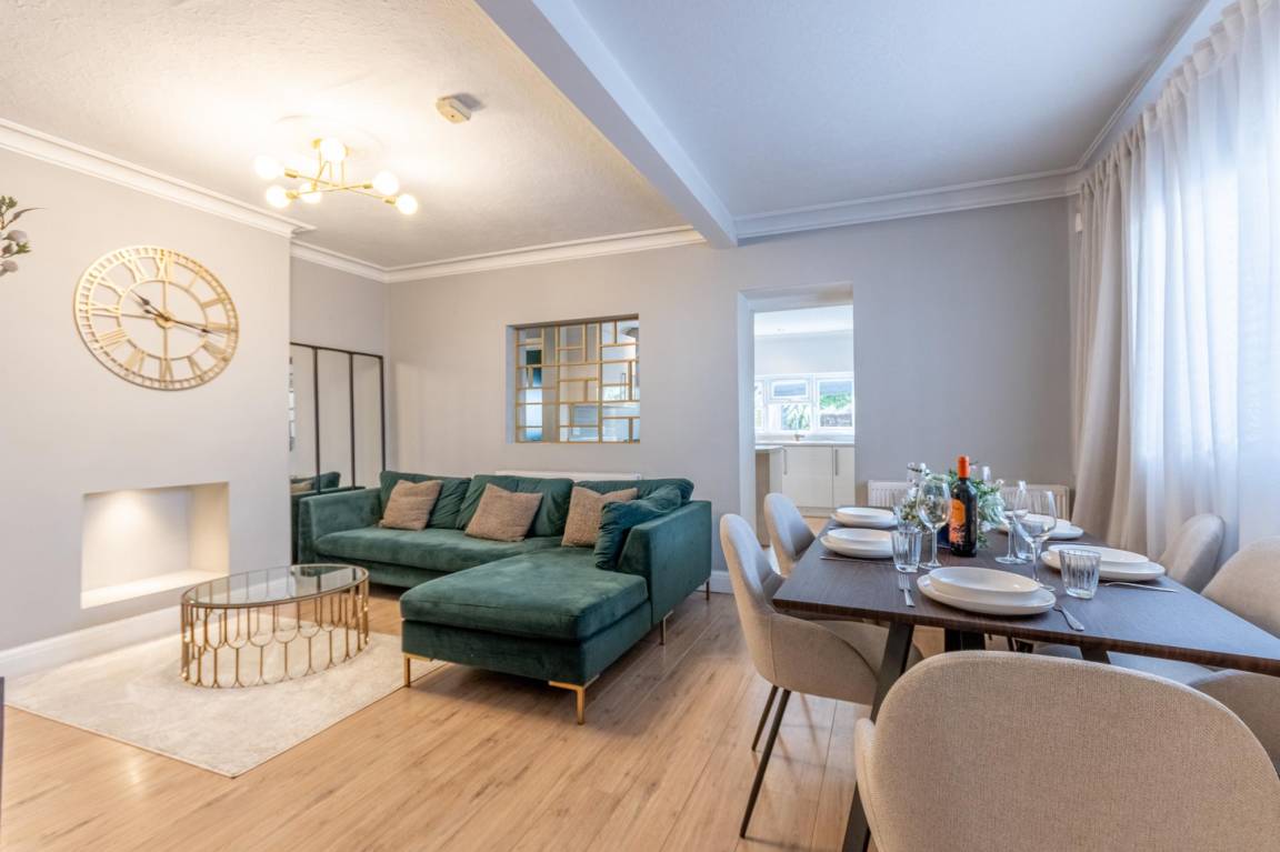149 M² House ∙ 4 Bedrooms ∙ 7 Guests - Southend-on-Sea