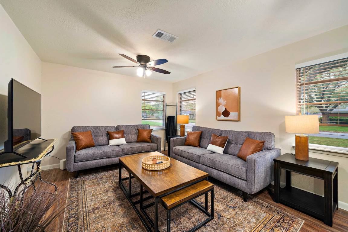 Apartment ∙ 4 Bedrooms ∙ 8 Guests - Baytown, TX