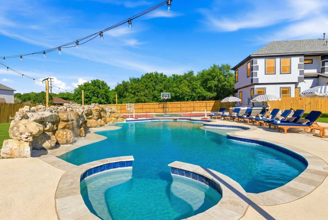 Apartment ∙ 6 Bedrooms ∙ 22 Guests - San Antonio, TX