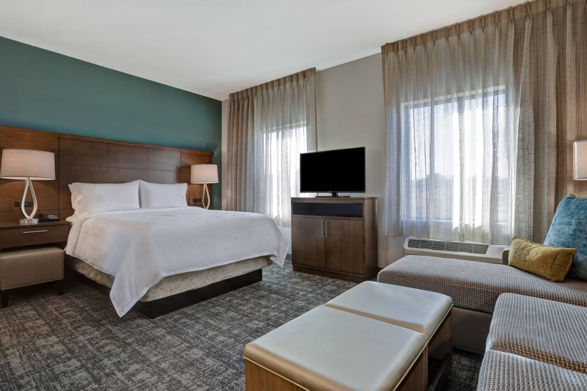 Hotel ∙ 1 Bedroom ∙ 4 Guests - Overland Park, KS