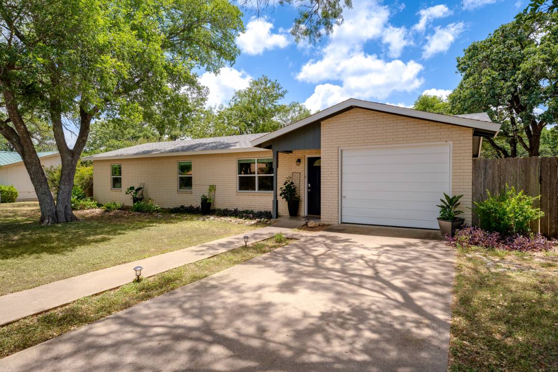House ∙ 2 Bedrooms ∙ 4 Guests - Fredericksburg, TX